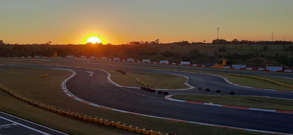 11_pista_por_do_sol.jpg